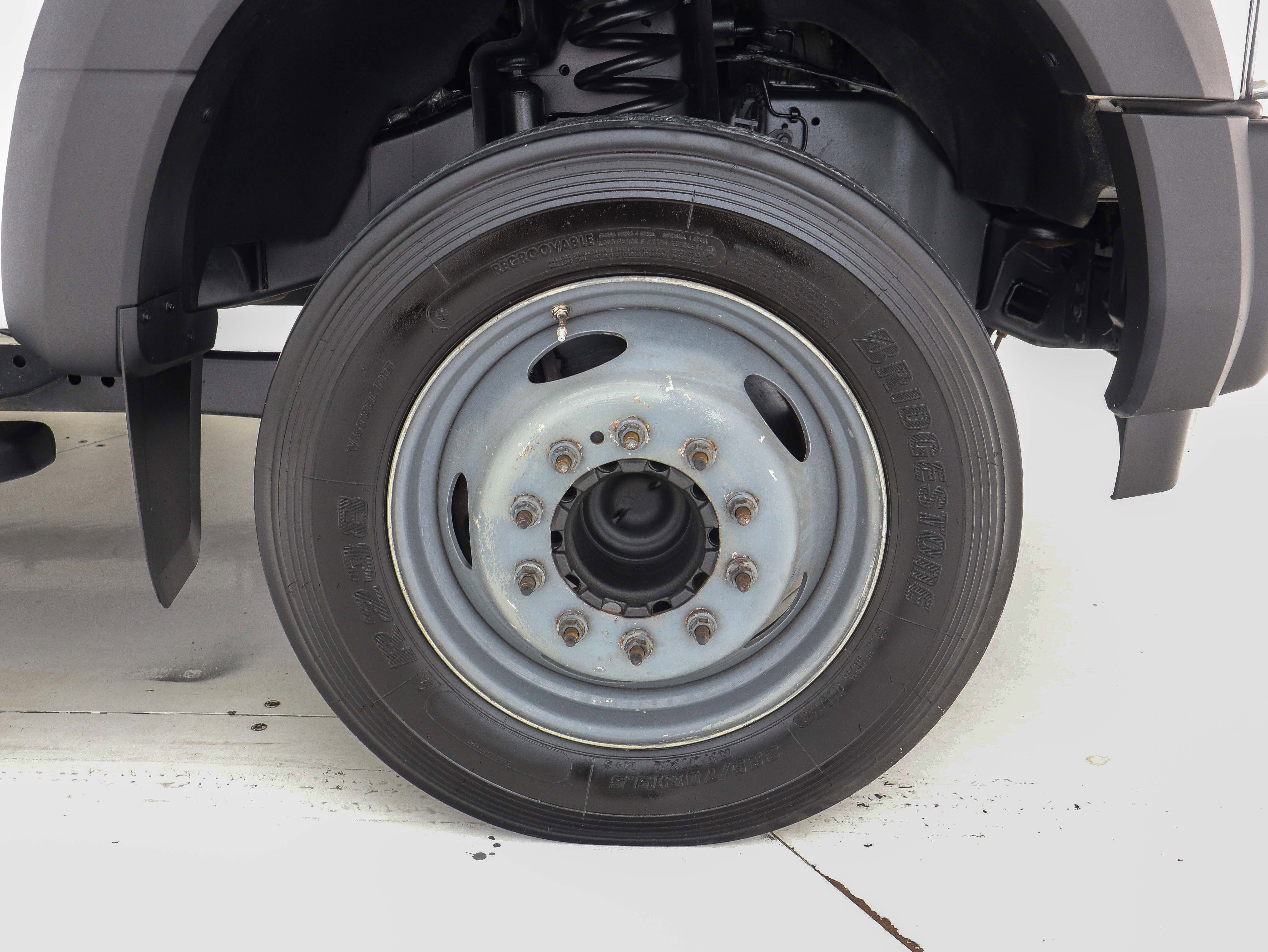 Used 2017 Ford F550 2WD Regular Cab Super Duty image 33