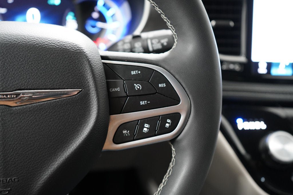 Used 2024 Chrysler Pacifica Limited FWD image 15