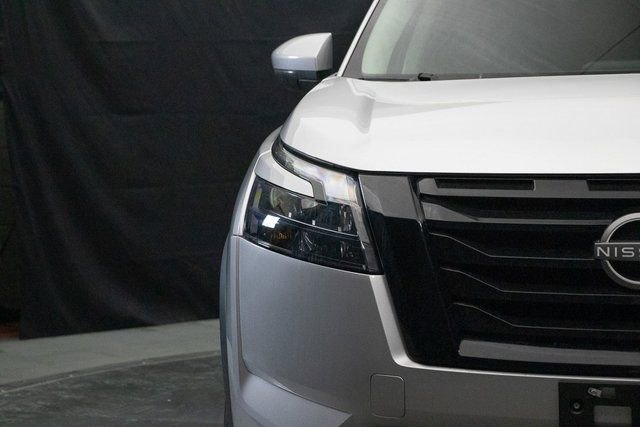 Used 2023 Nissan Pathfinder SV w/ SV Premium Package image 5