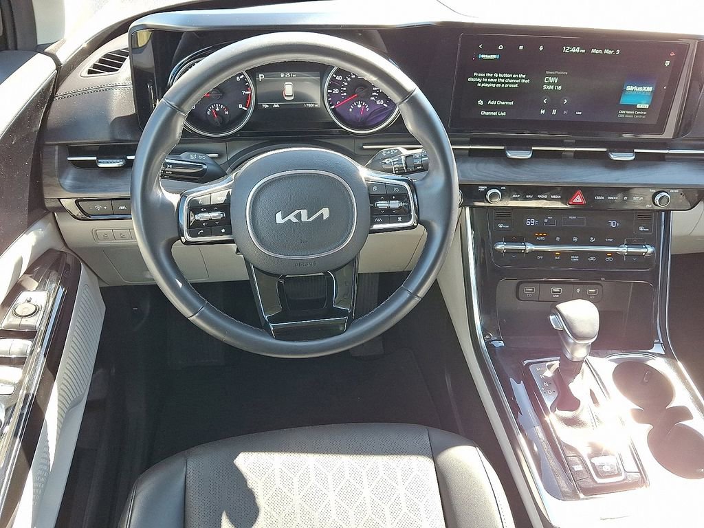 Used 2024 Kia Carnival EX image 12