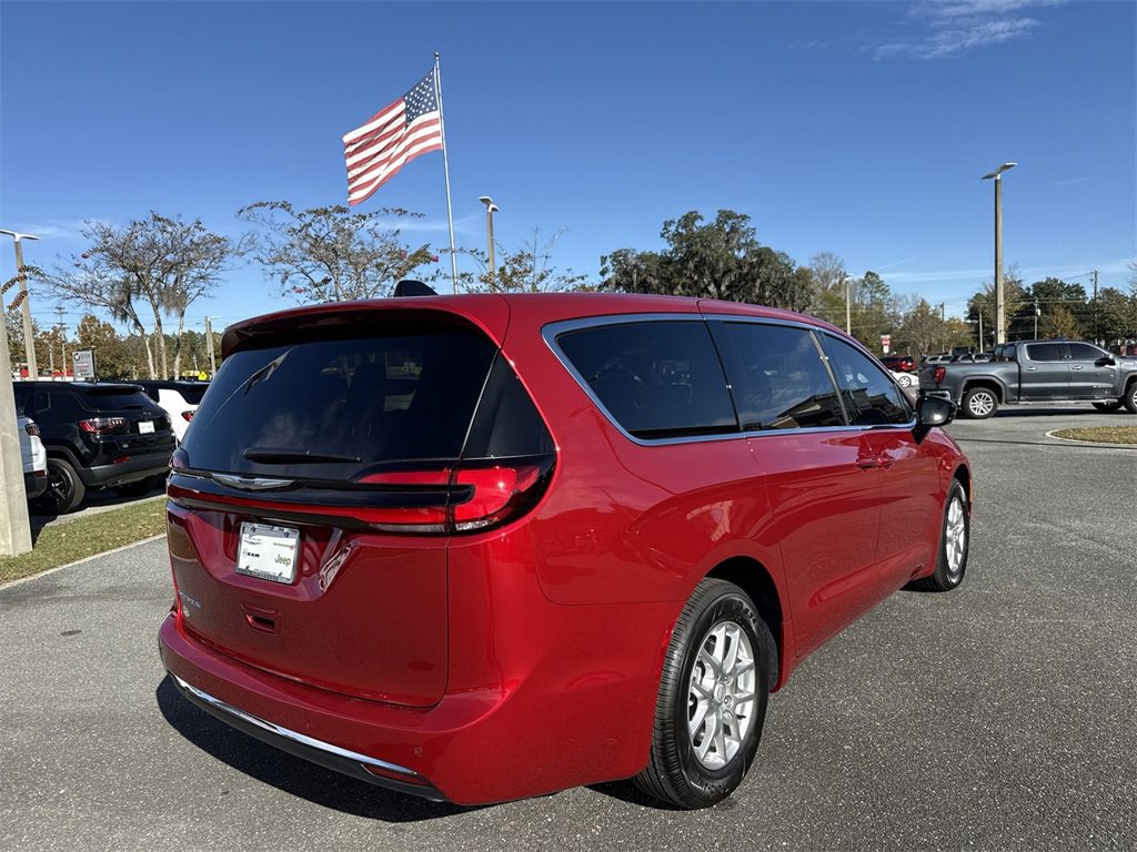 New 2026 Chrysler Pacifica Select image 3