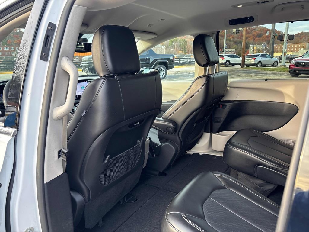 Used 2024 Chrysler Pacifica Touring-L image 40
