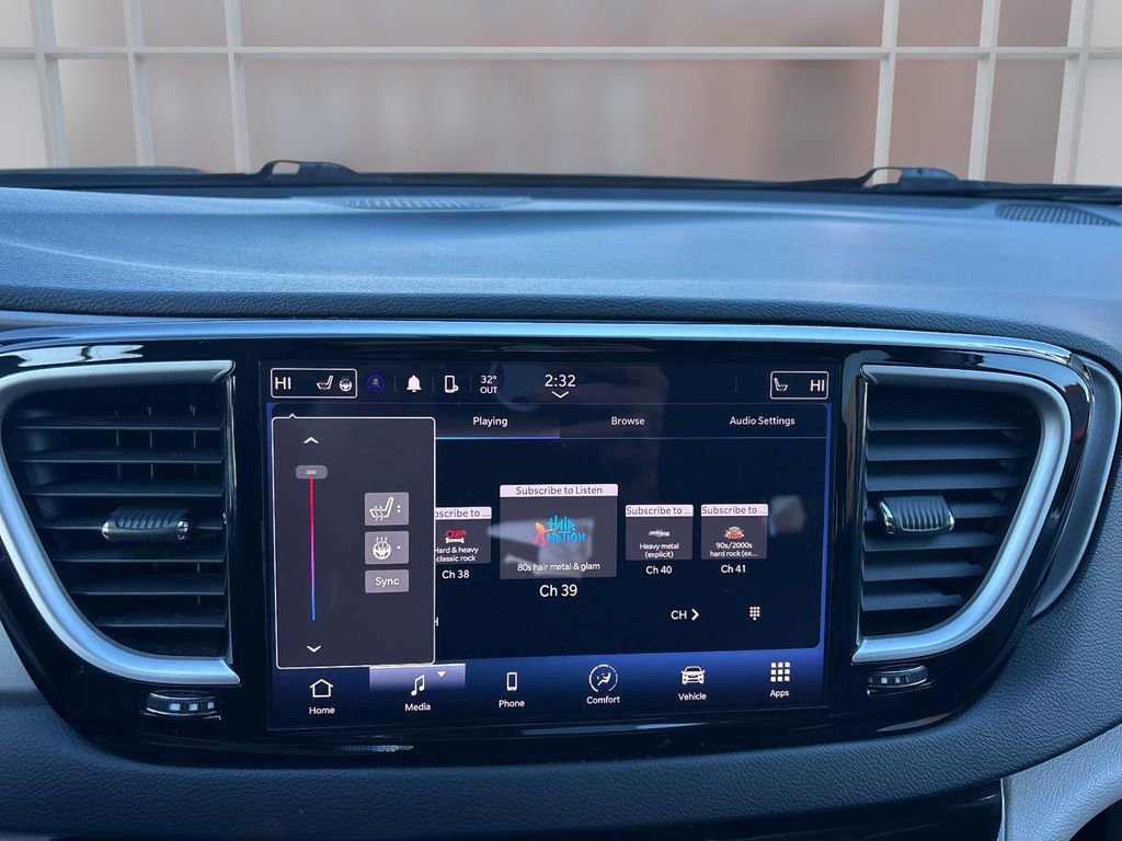 Used 2024 Chrysler Pacifica Touring-L image 26