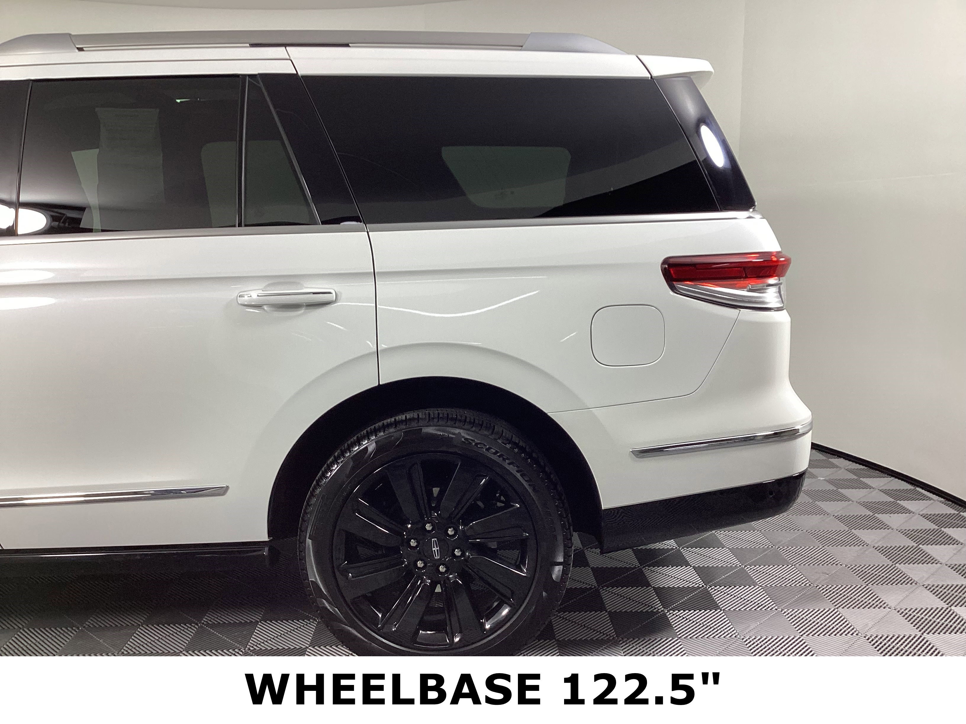 Used 2024 Lincoln Navigator Reserve image 9