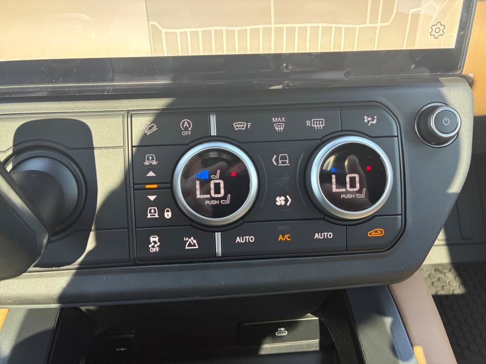 New 2026 Land Rover Defender 130 X-Dynamic SE AWD/4WD image 18