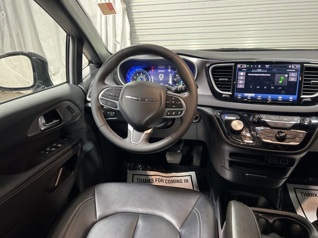 Used 2025 Chrysler Pacifica Select image 14