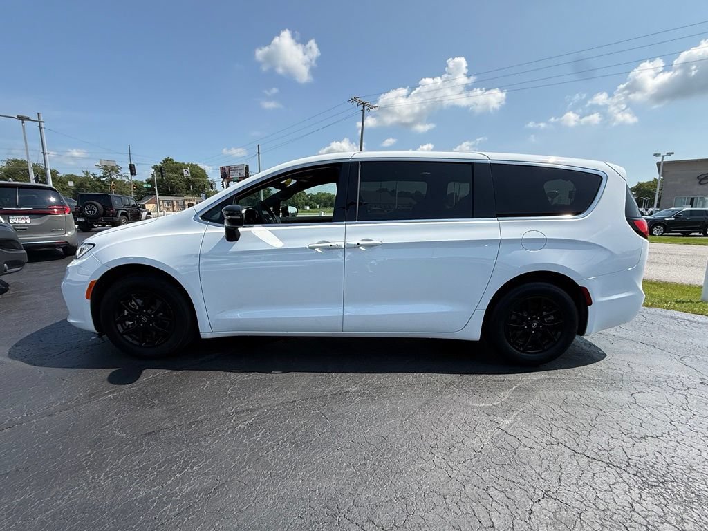 Used 2026 Chrysler Pacifica Select FWD image 4