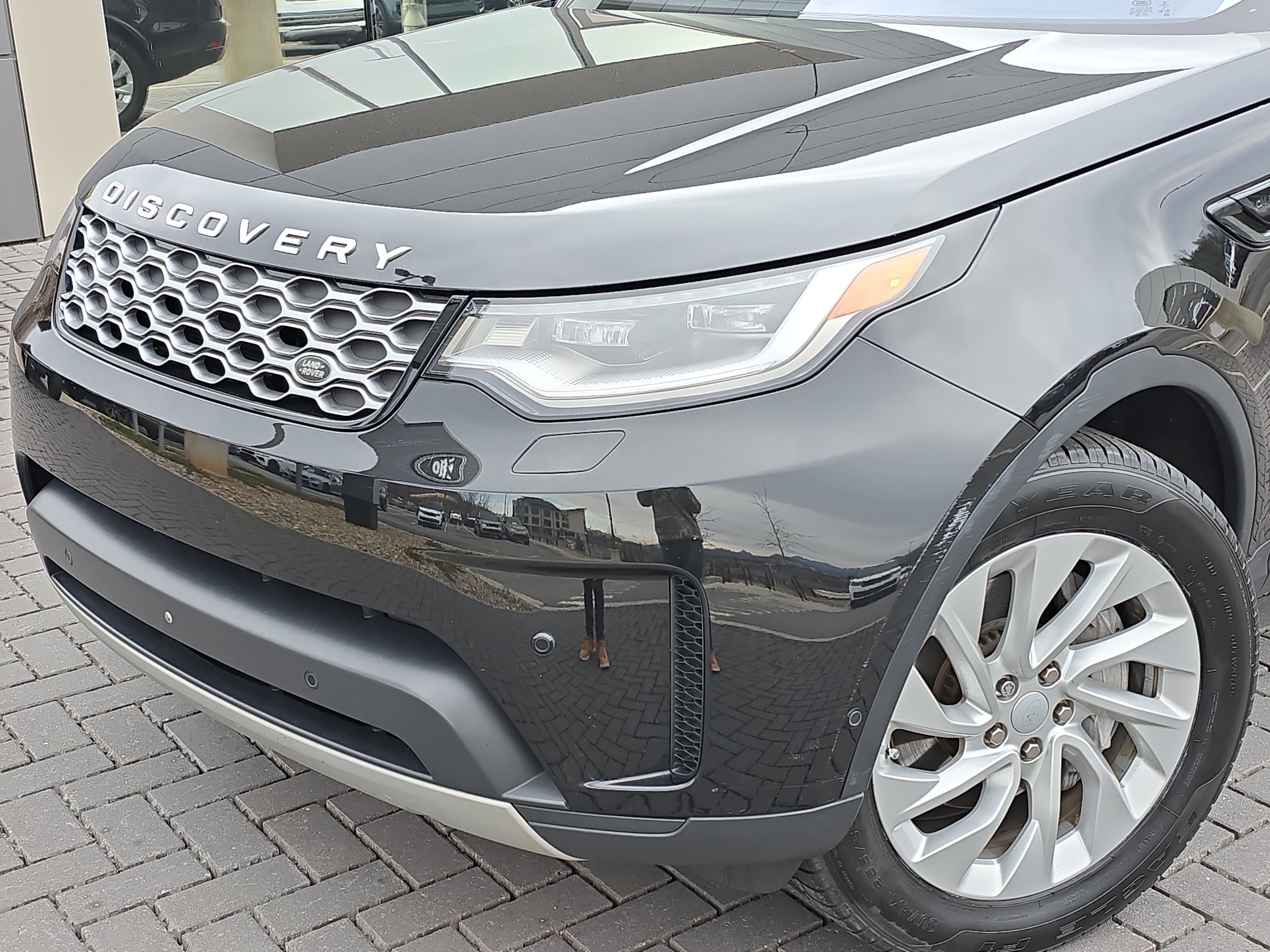 Used 2021 Land Rover Discovery S image 10