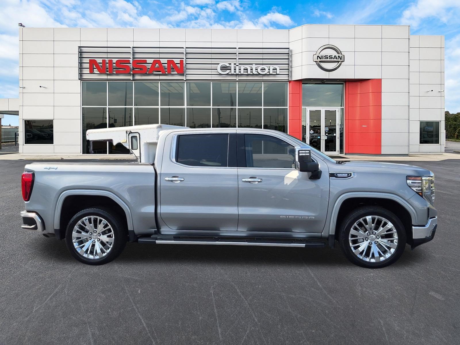 Used 2023 GMC Sierra 1500 SLT w/ SLT Premium Package AWD/4WD image 2