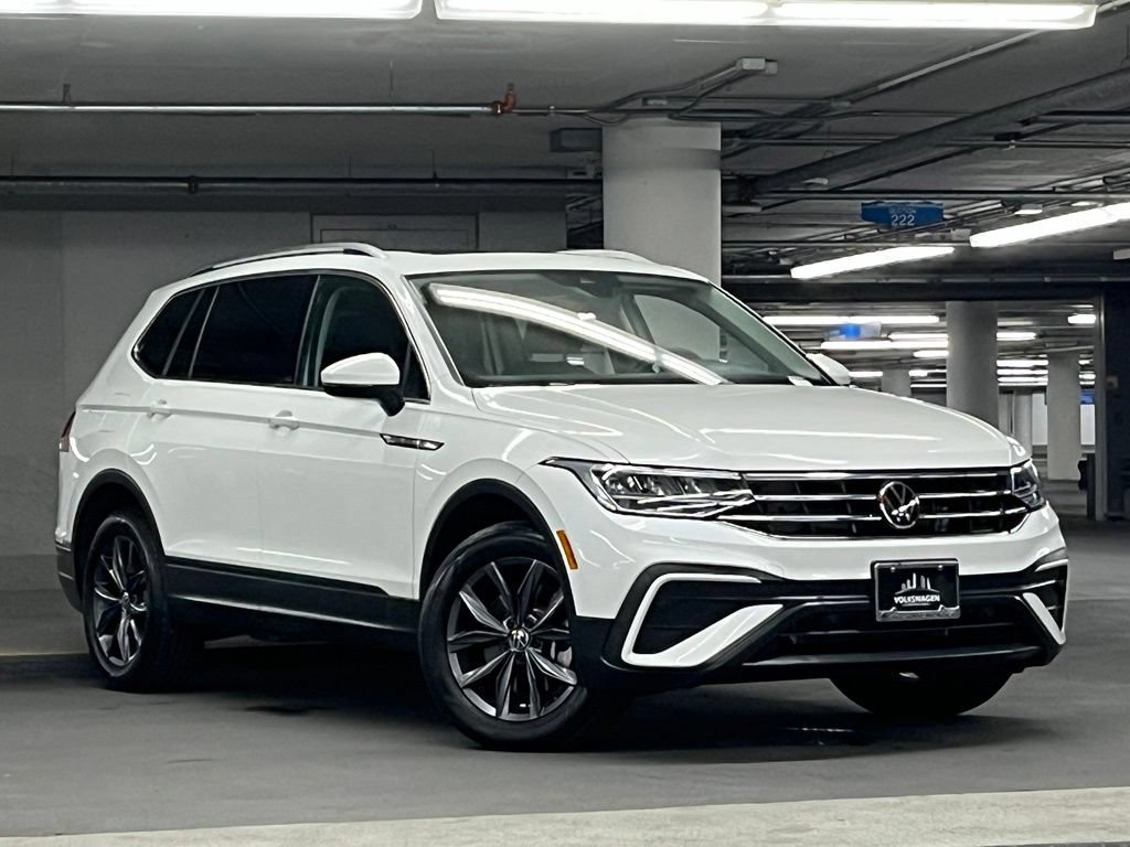 Used 2023 Volkswagen Tiguan SE w/ Panoramic Sunroof Package FWD image 2