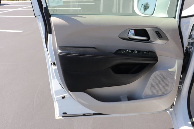 Used 2022 Chrysler Pacifica Touring-L image 9