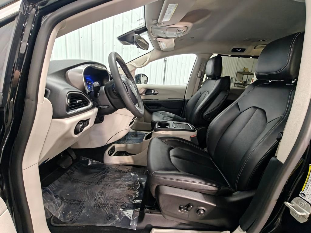 Used 2024 Chrysler Pacifica Touring-L image 25