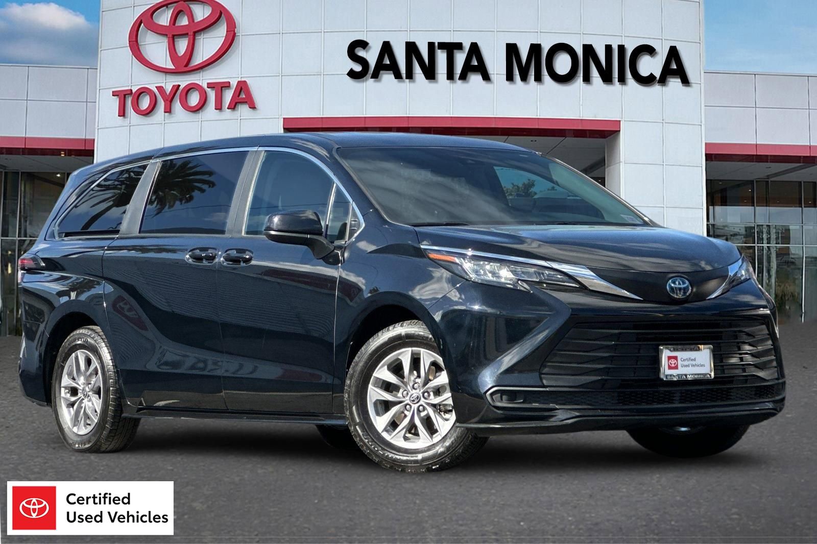 Certified 2023 Toyota Sienna LE image 1