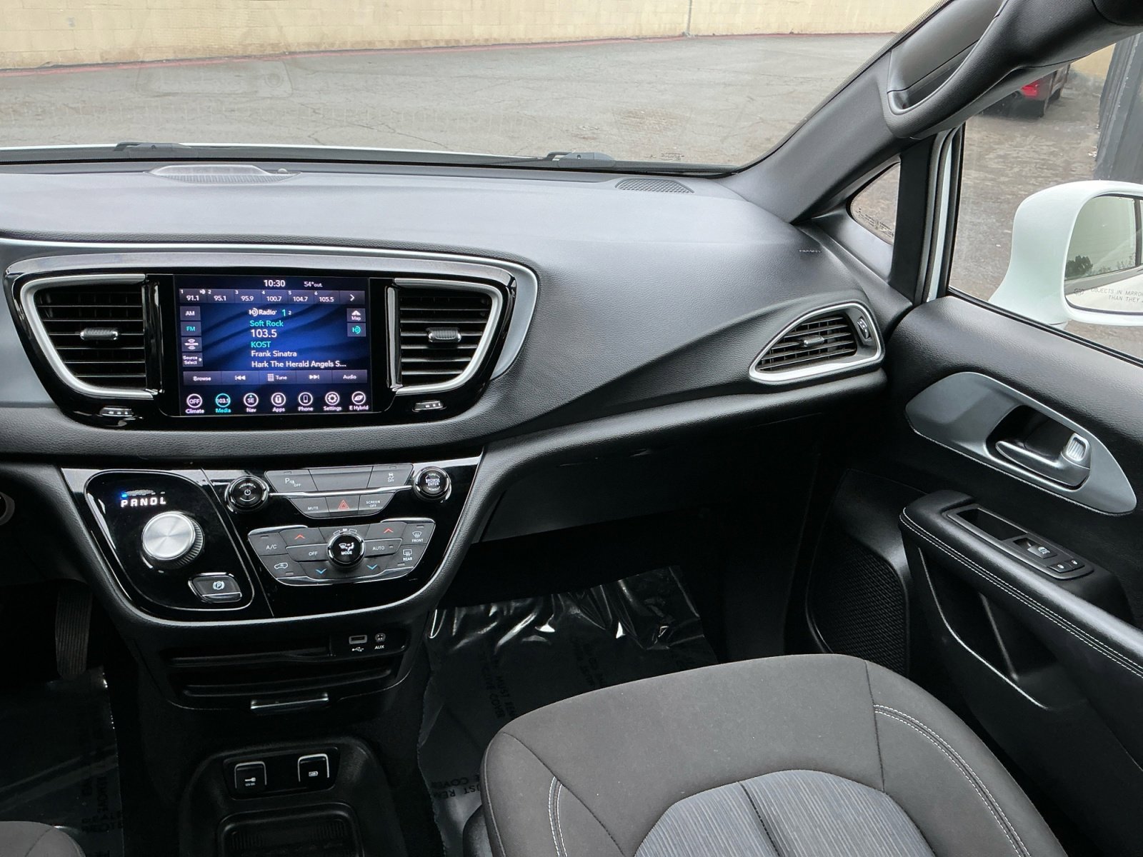Used 2020 Chrysler Pacifica Touring w/ S Appearance Package image 17