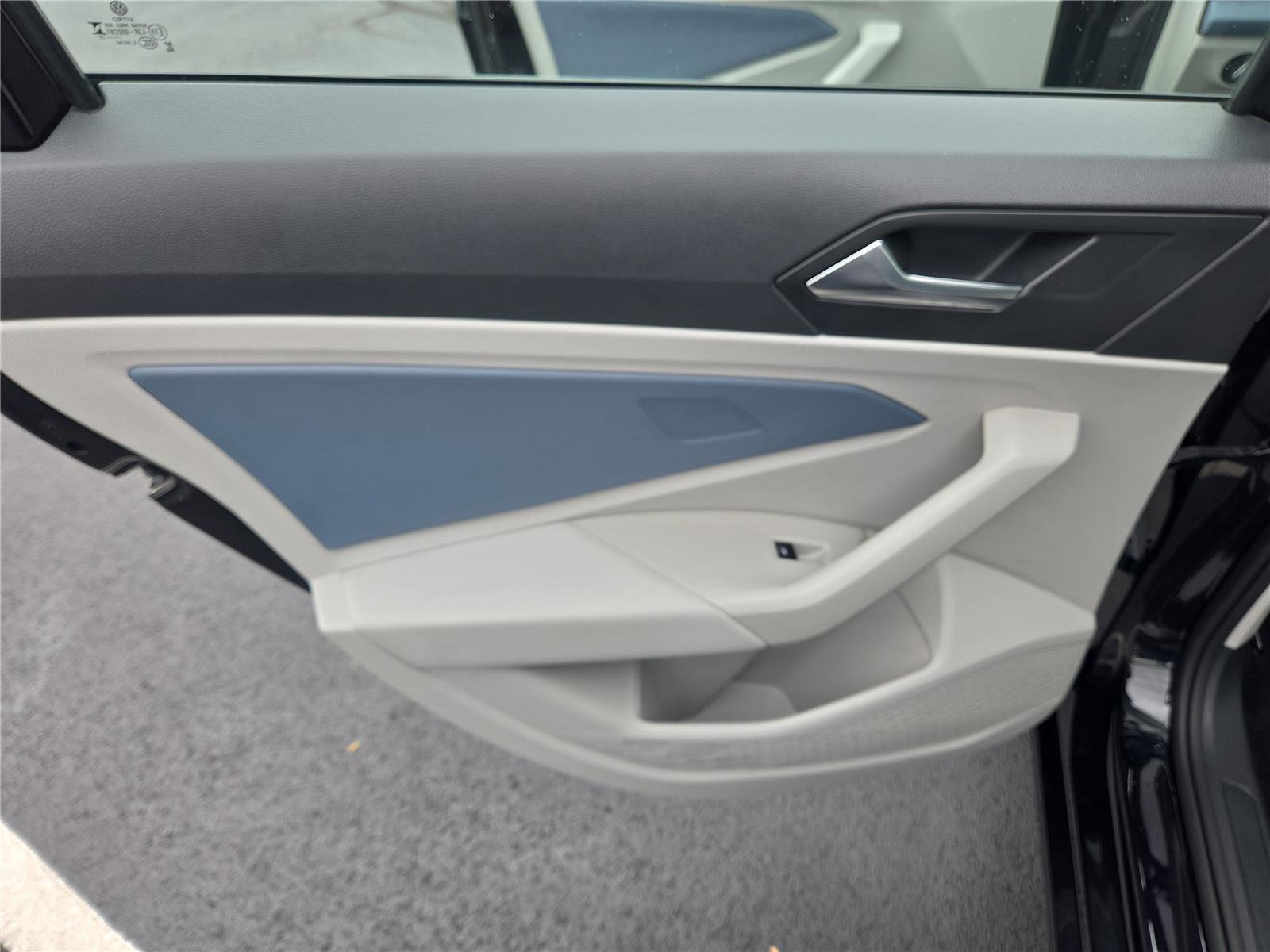 Certified 2025 Volkswagen Jetta SE w/ Sunroof Package image 23