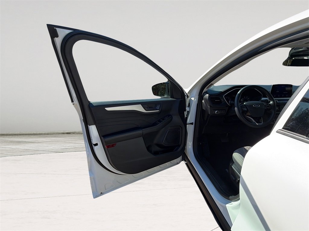 Used 2022 Ford Escape SE w/ SE Sport Appearance Package image 13