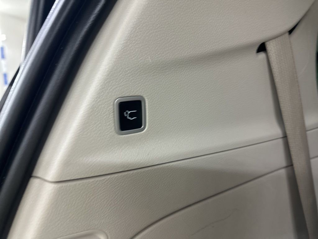 Used 2022 Chrysler Pacifica Limited w/ Uconnect Theater Family Group image 27
