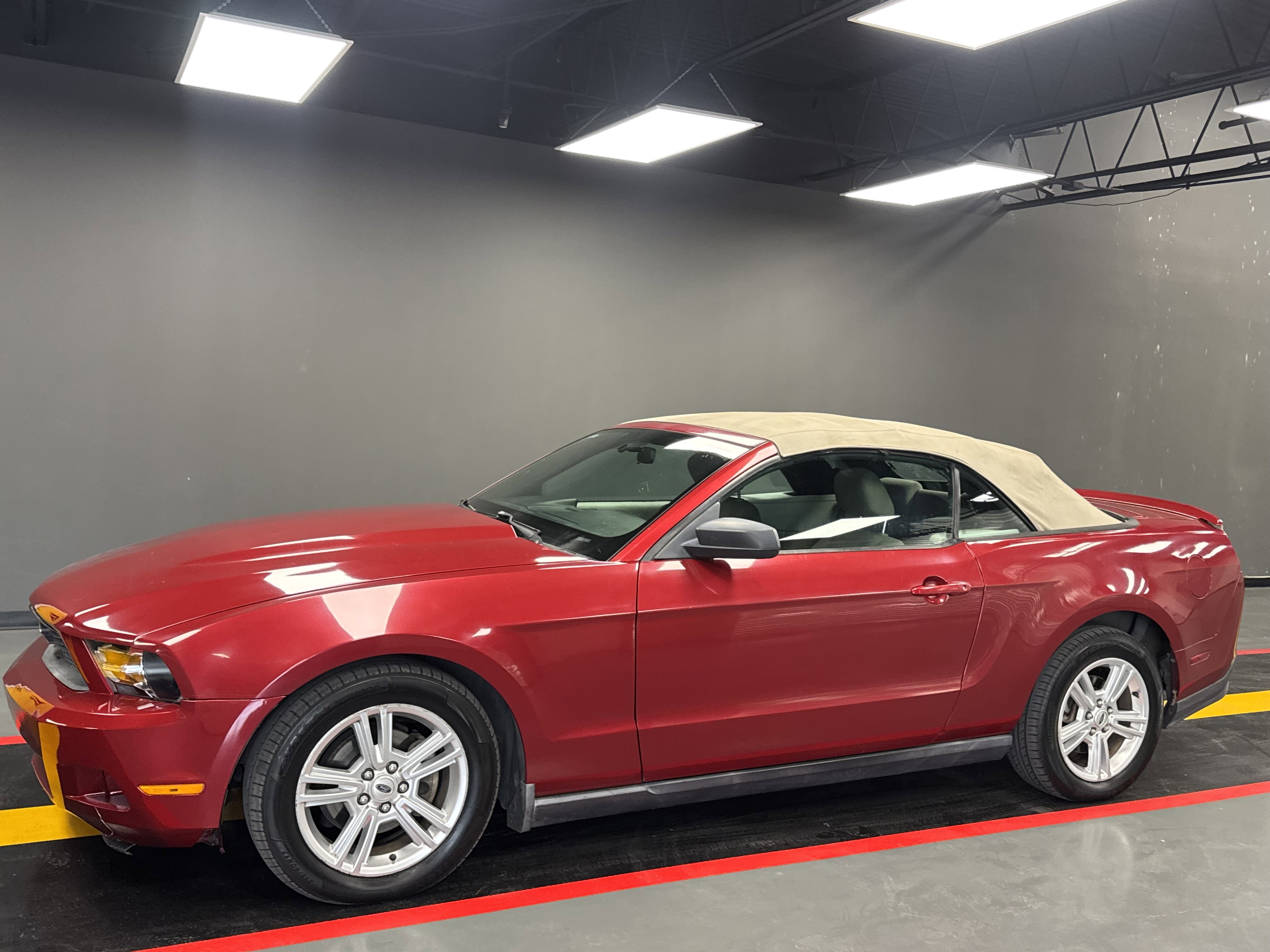 Used 2010 Ford Mustang Convertible image 9