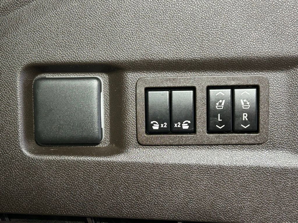 Used 2022 GMC Yukon SLT w/ SLT Premium Package image 14