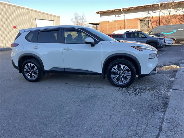 Used 2022 Nissan Rogue SV image 2