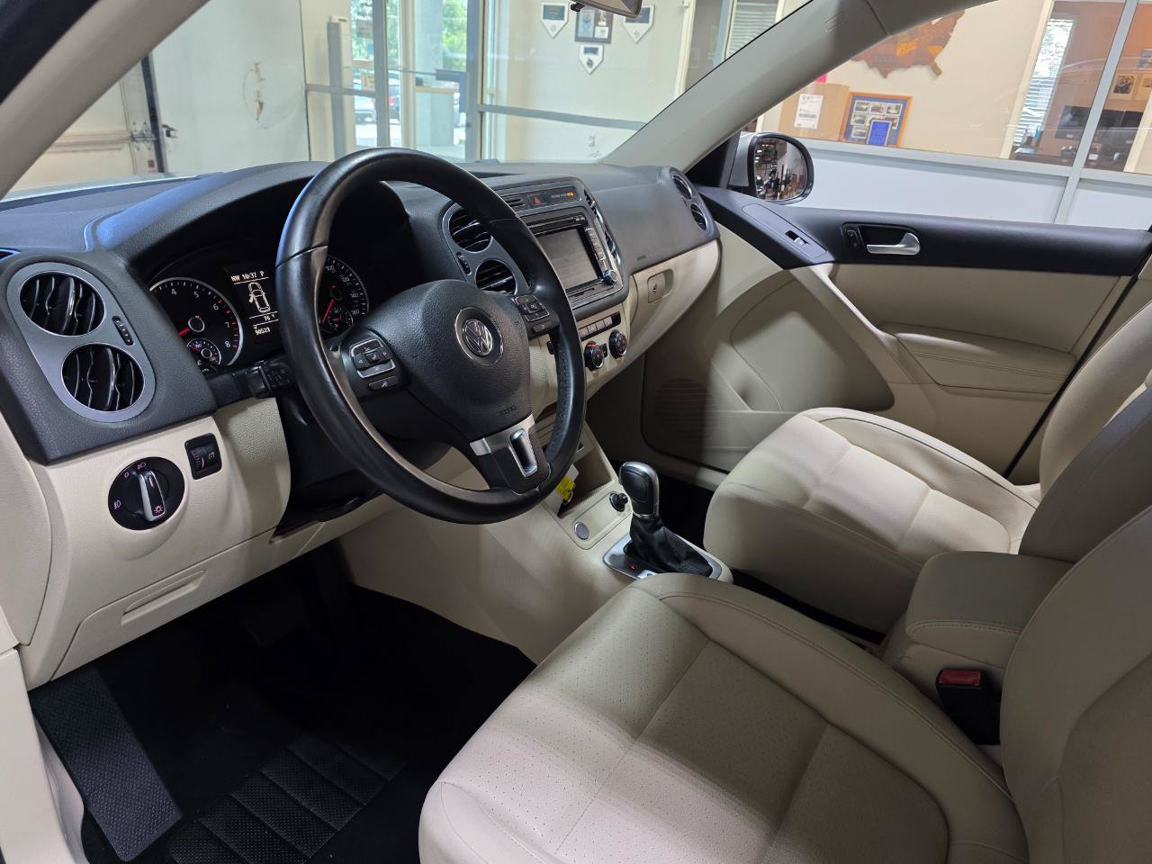 Used 2014 Volkswagen Tiguan SEL FWD image 16