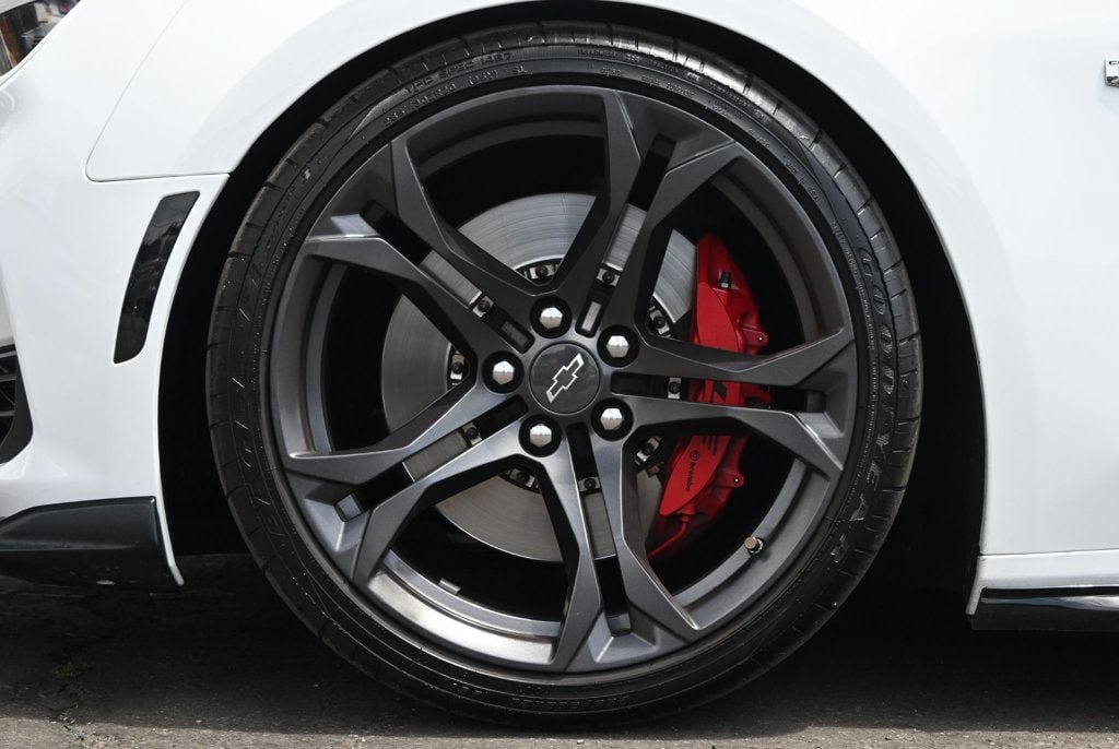 Used 2020 Chevrolet Camaro SS RWD image 9