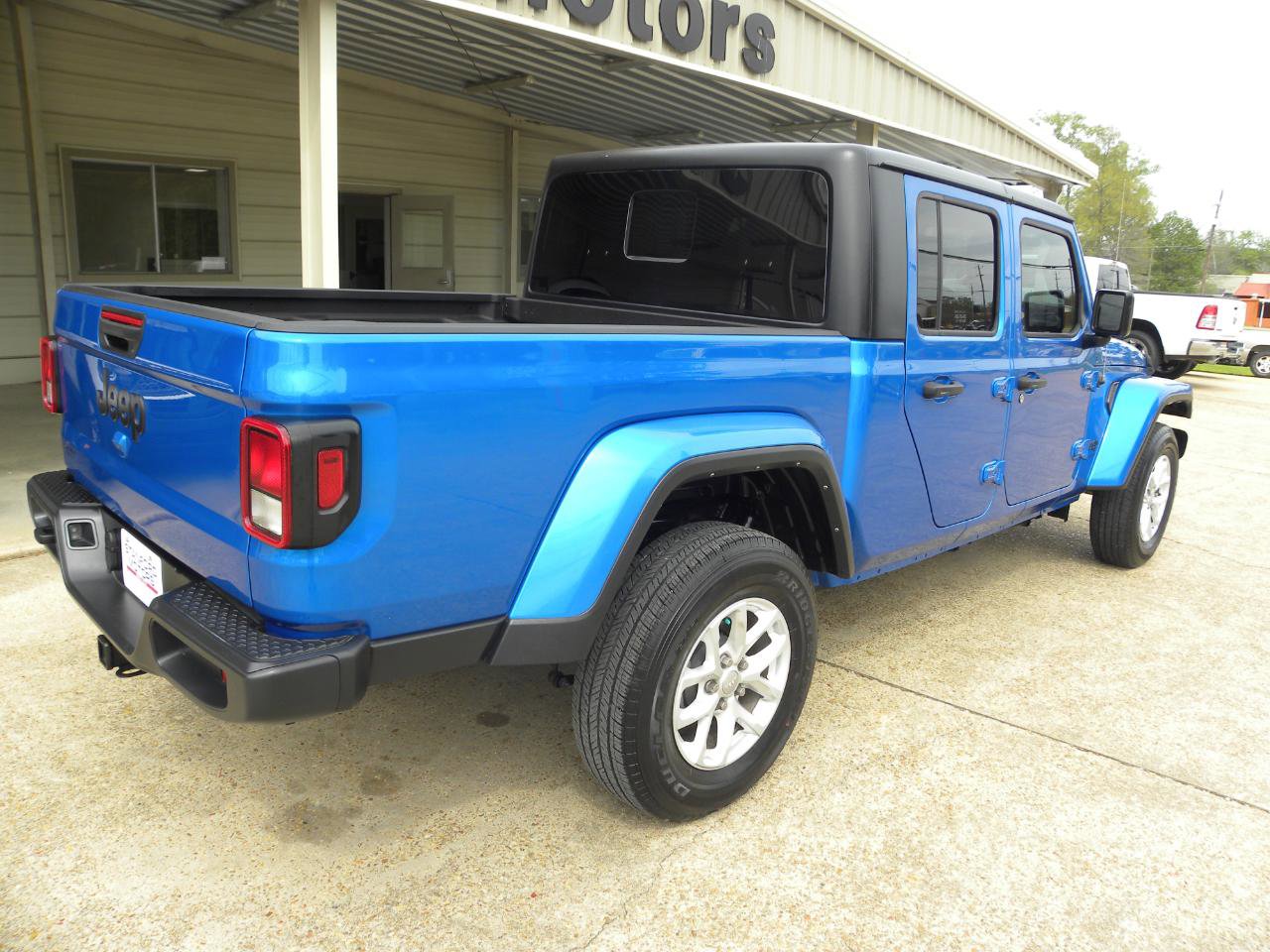 Used 2023 Jeep Gladiator Sport AWD/4WD image 6