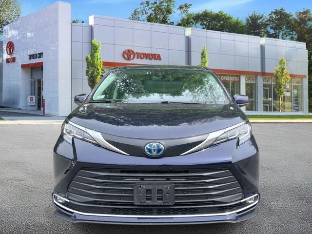 Used 2023 Toyota Sienna XLE FWD image 2