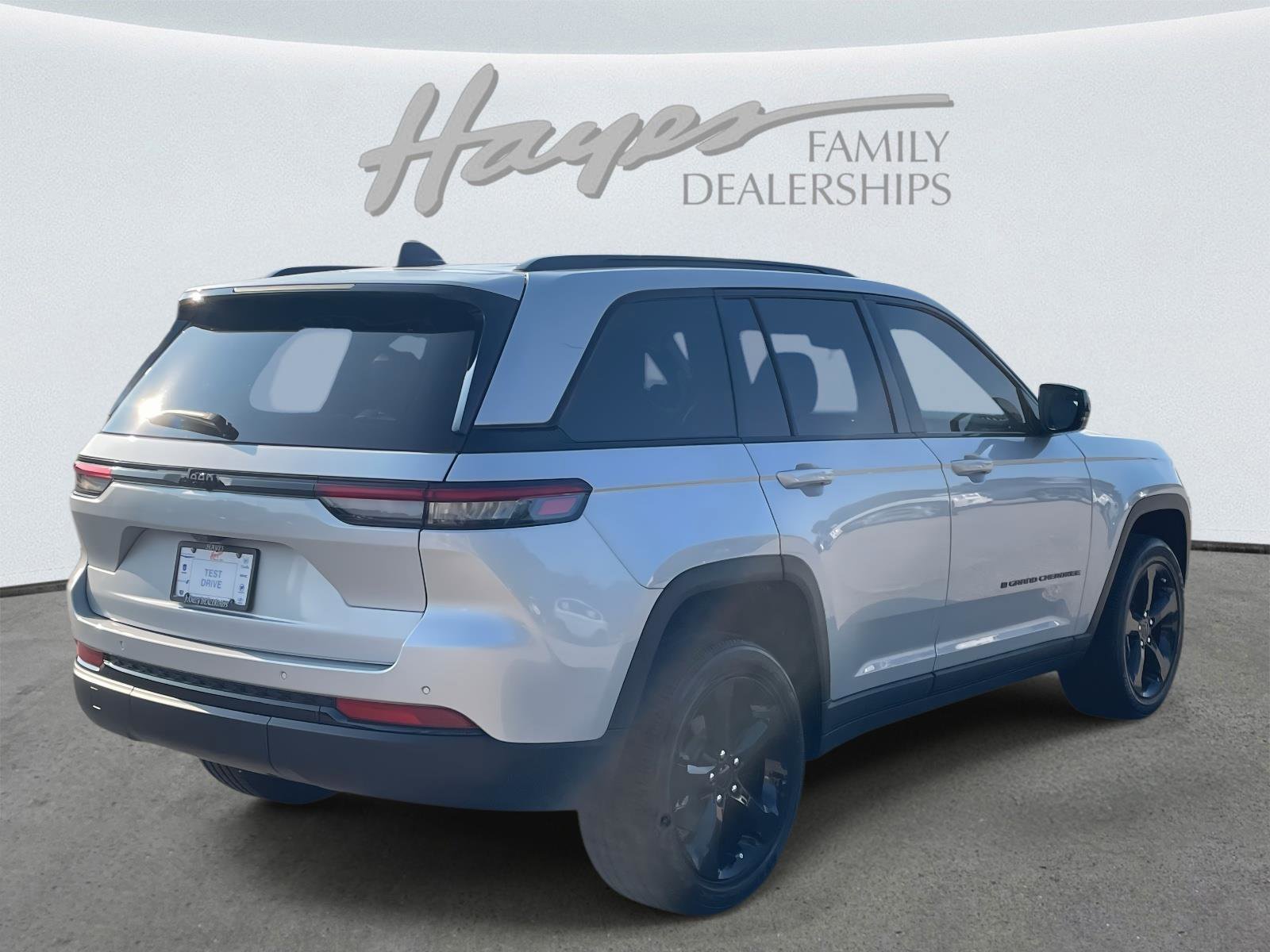 Used 2025 Jeep Grand Cherokee Altitude image 31