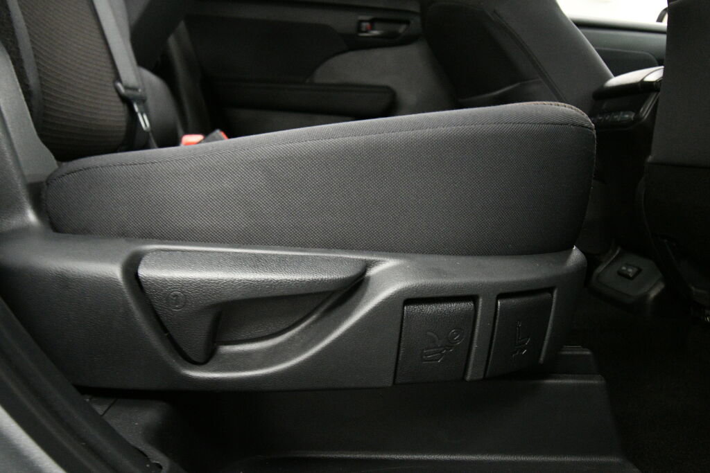 Certified 2024 Toyota Highlander LE image 25