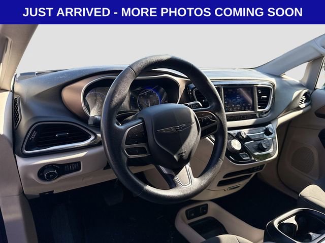 Used 2018 Chrysler Pacifica Touring Plus w/ Tire & Wheel Group FWD image 11