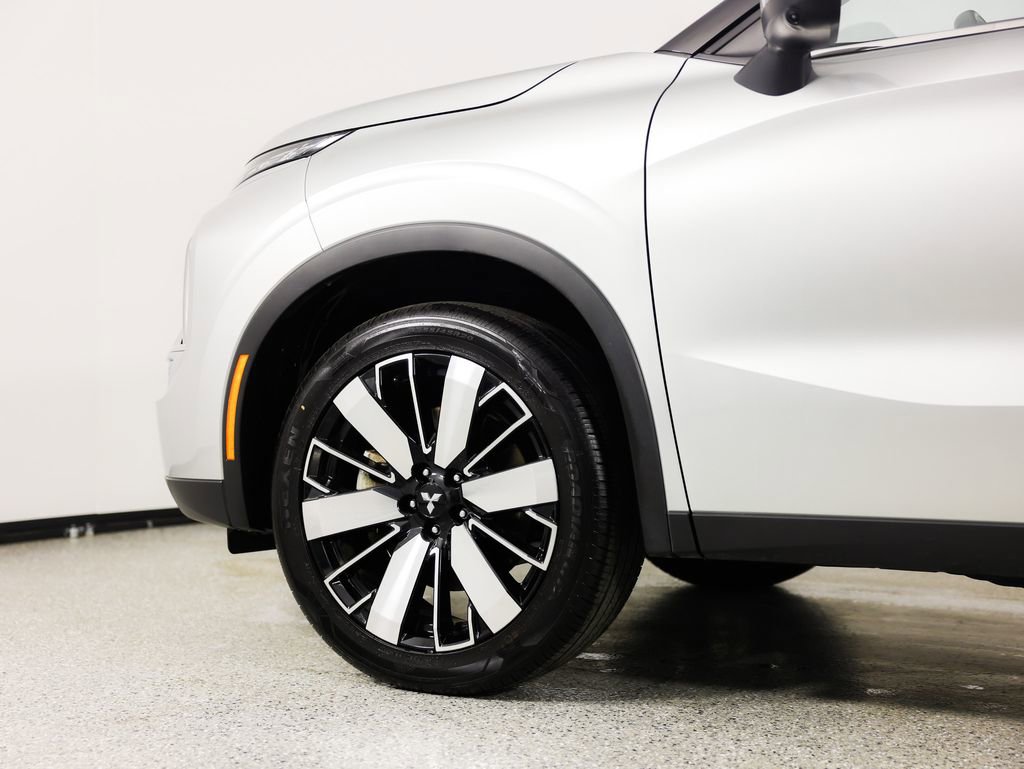 Used 2025 Mitsubishi Outlander SE image 6
