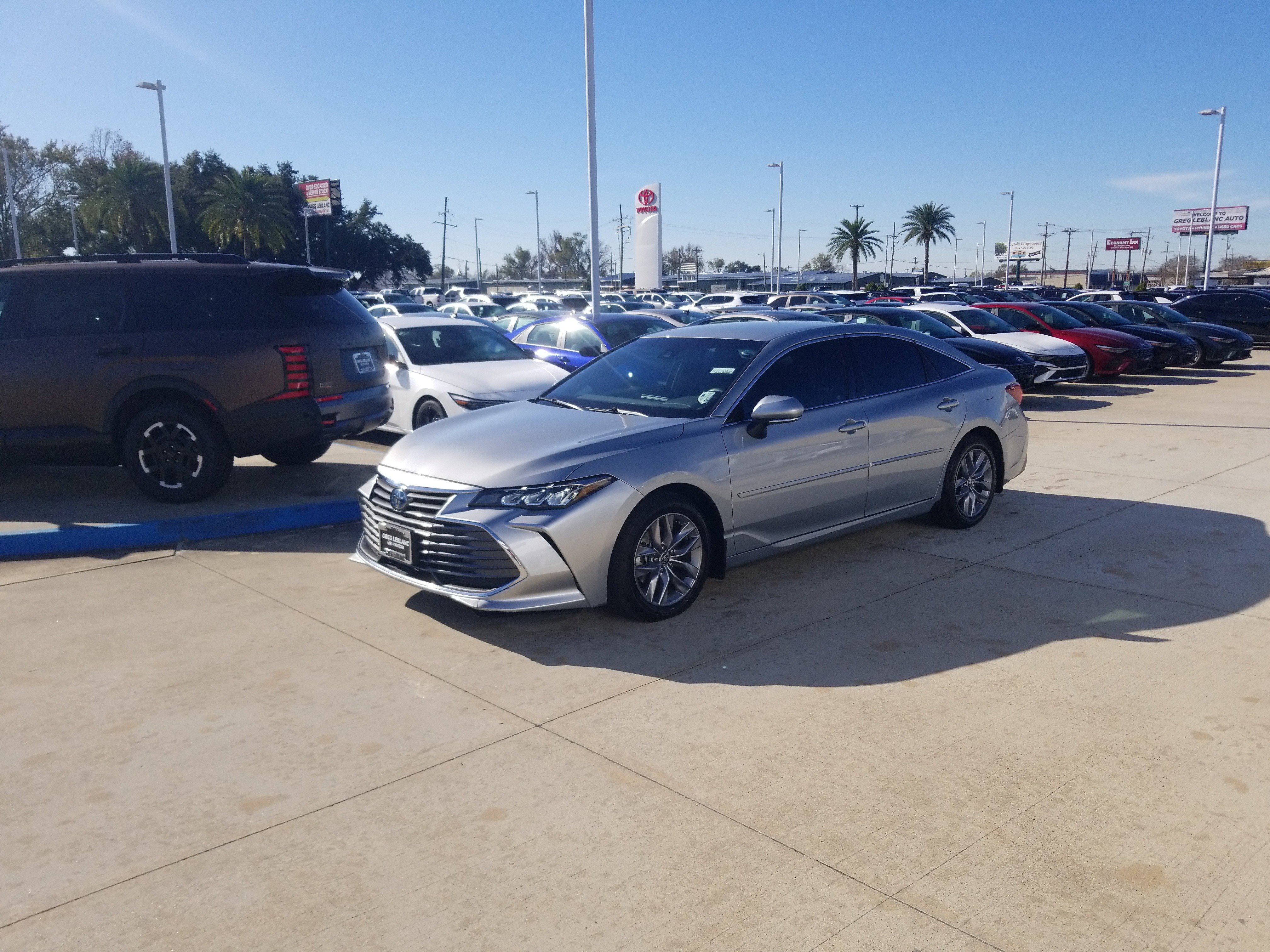 Used 2022 Toyota Avalon XLE FWD image 3