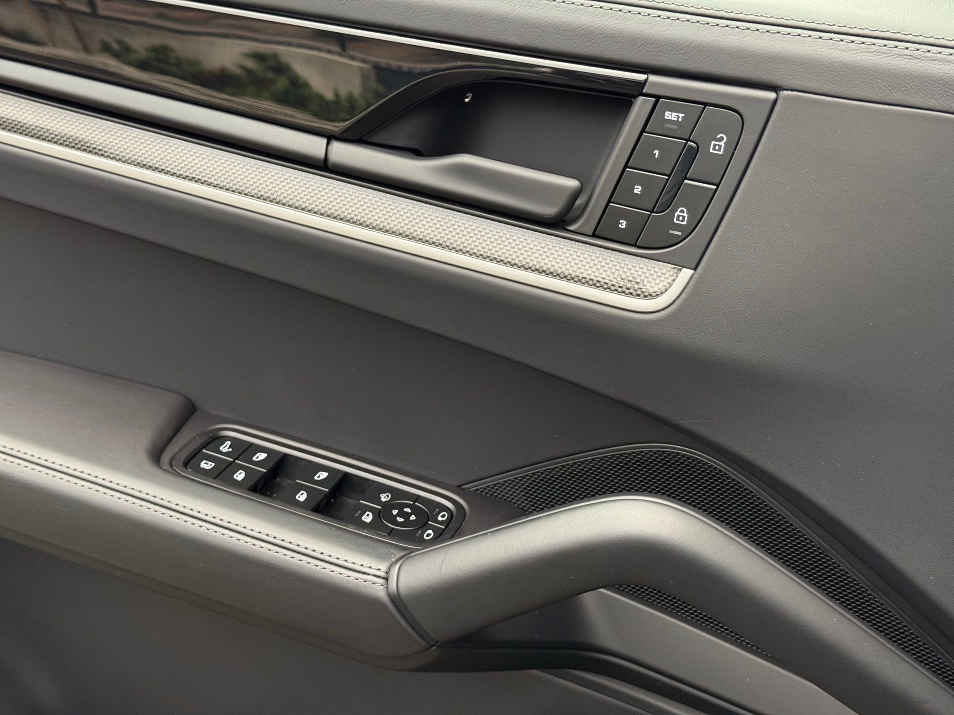 Used 2025 Porsche Cayenne S image 27