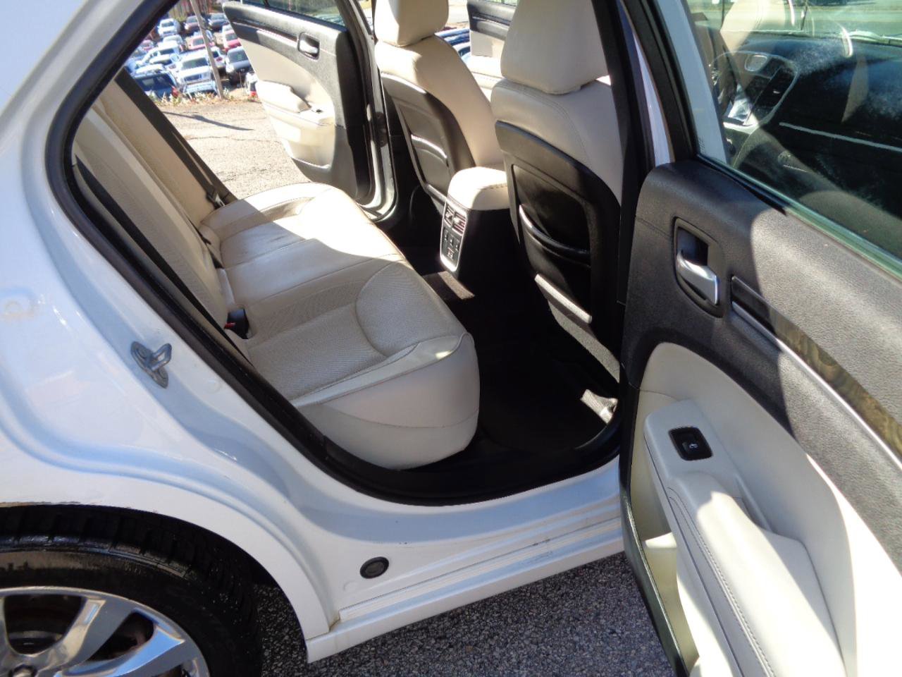 Used 2017 Chrysler 300 C RWD image 17
