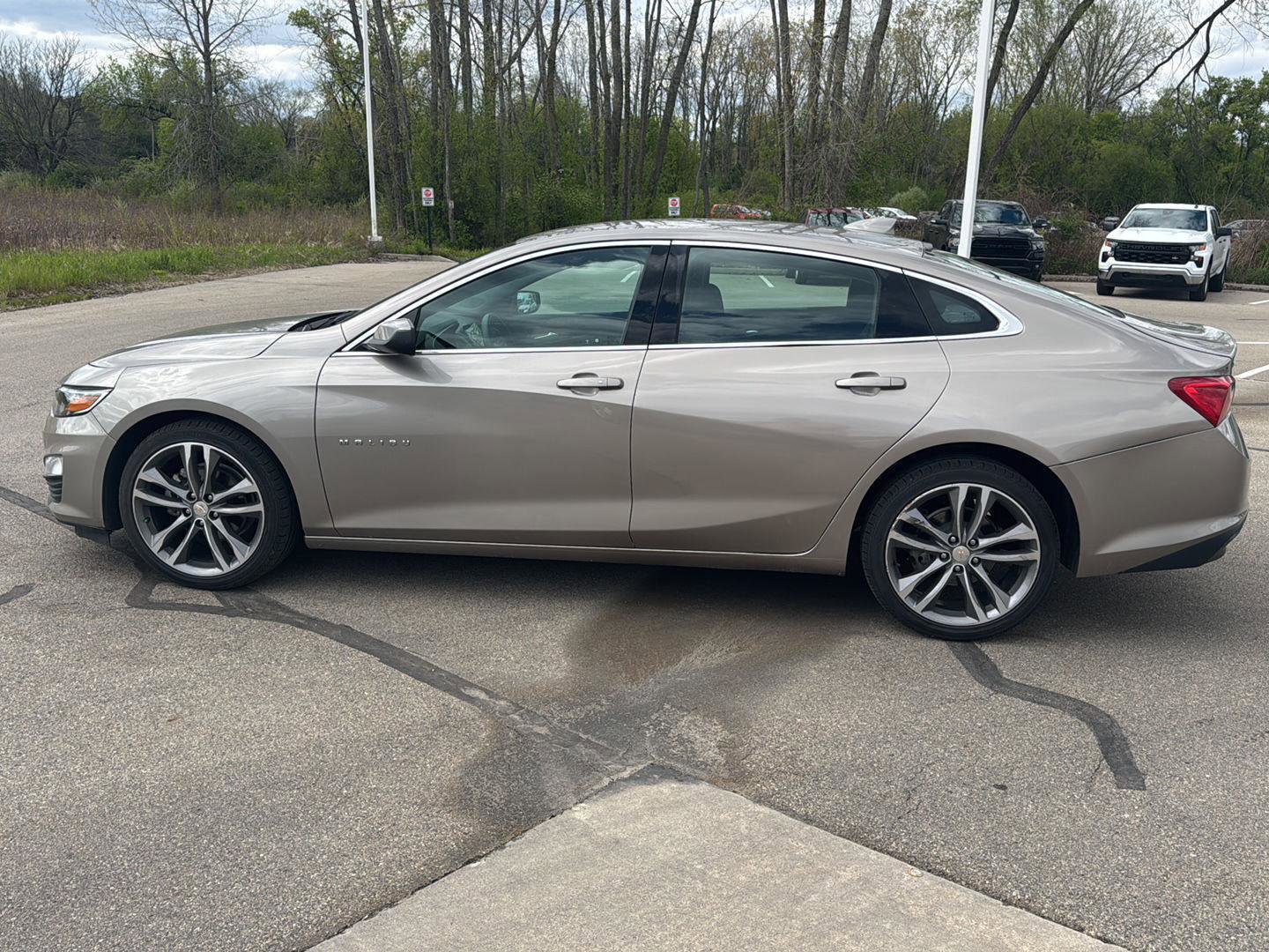 Used 2025 Chevrolet Malibu LT FWD image 2