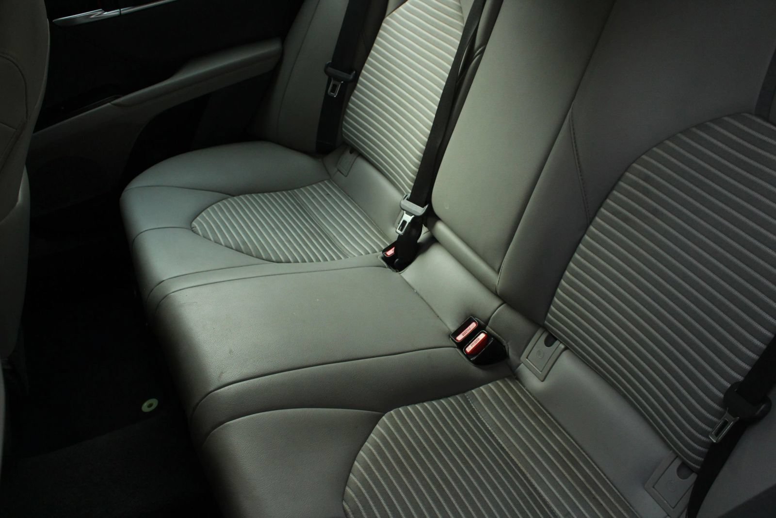 Used 2019 Toyota Camry SE FWD image 19
