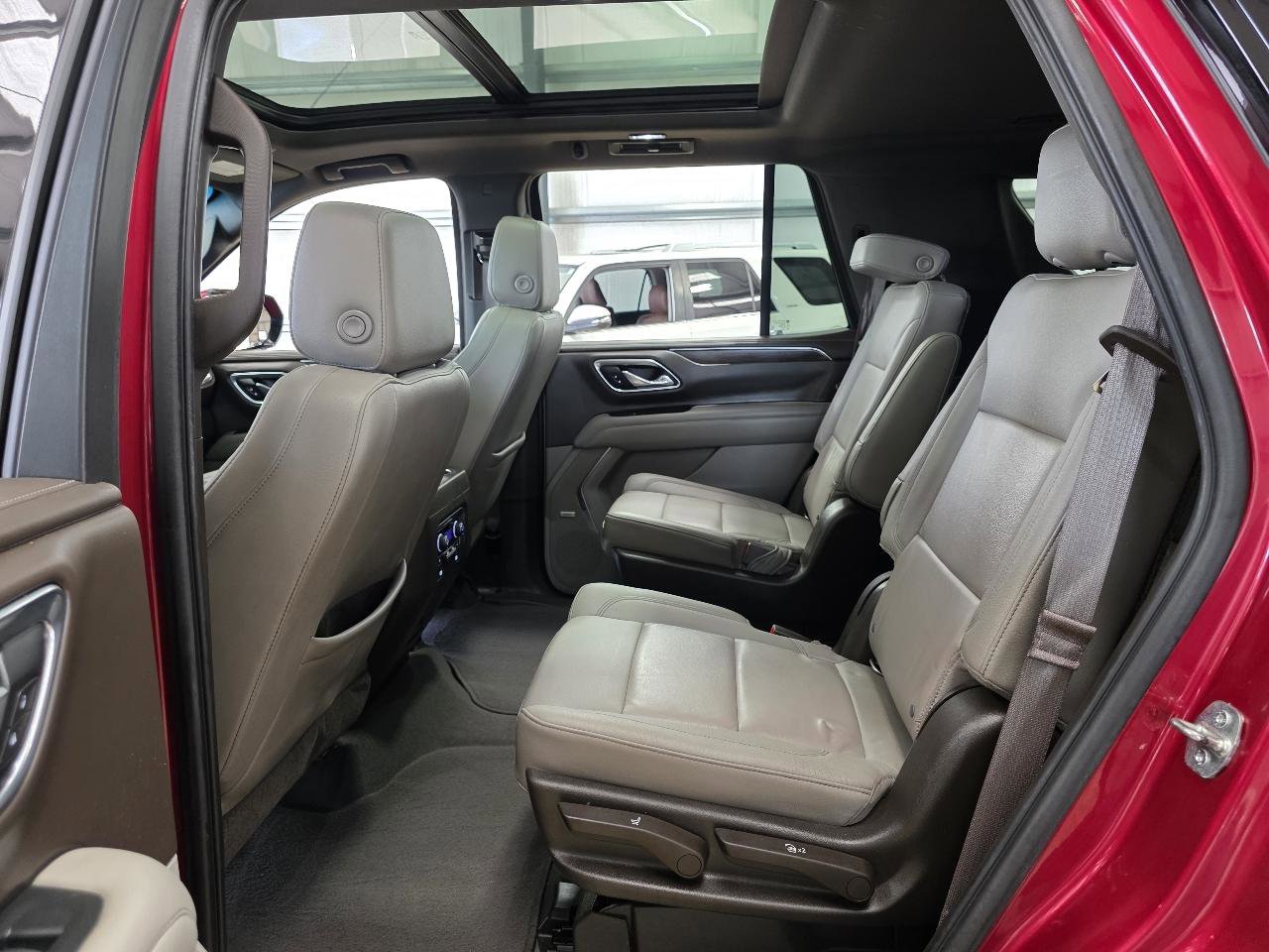 Used 2021 Chevrolet Tahoe Z71 w/ Luxury Package AWD/4WD image 21