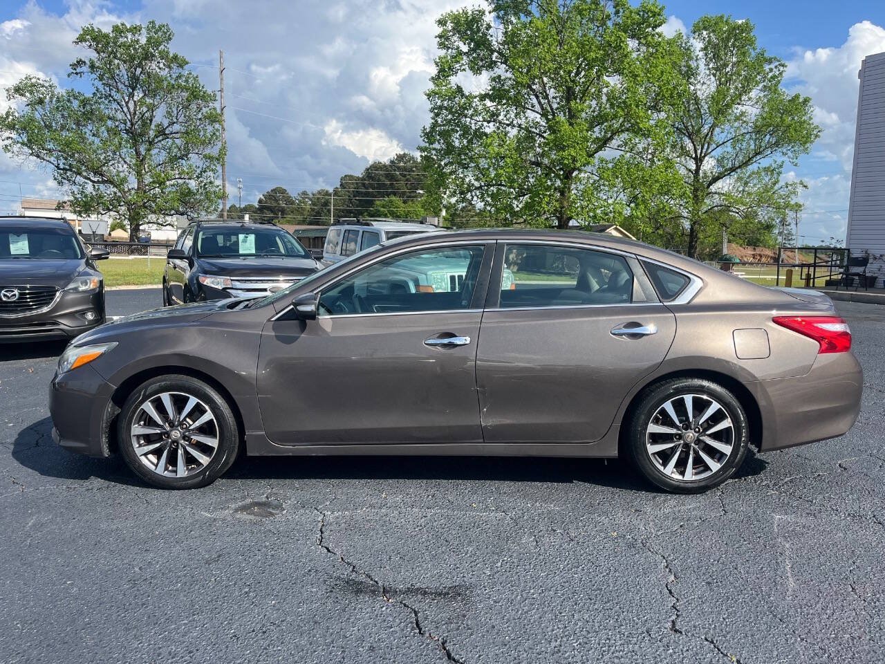Used 2017 Nissan Altima 2.5 SL w/ Moonroof Package FWD image 9