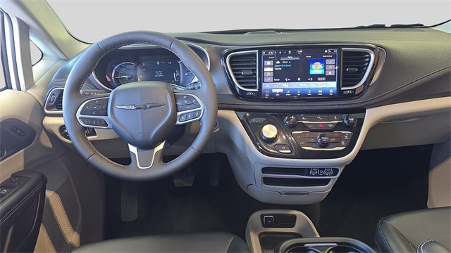 Used 2024 Chrysler Pacifica Select image 9