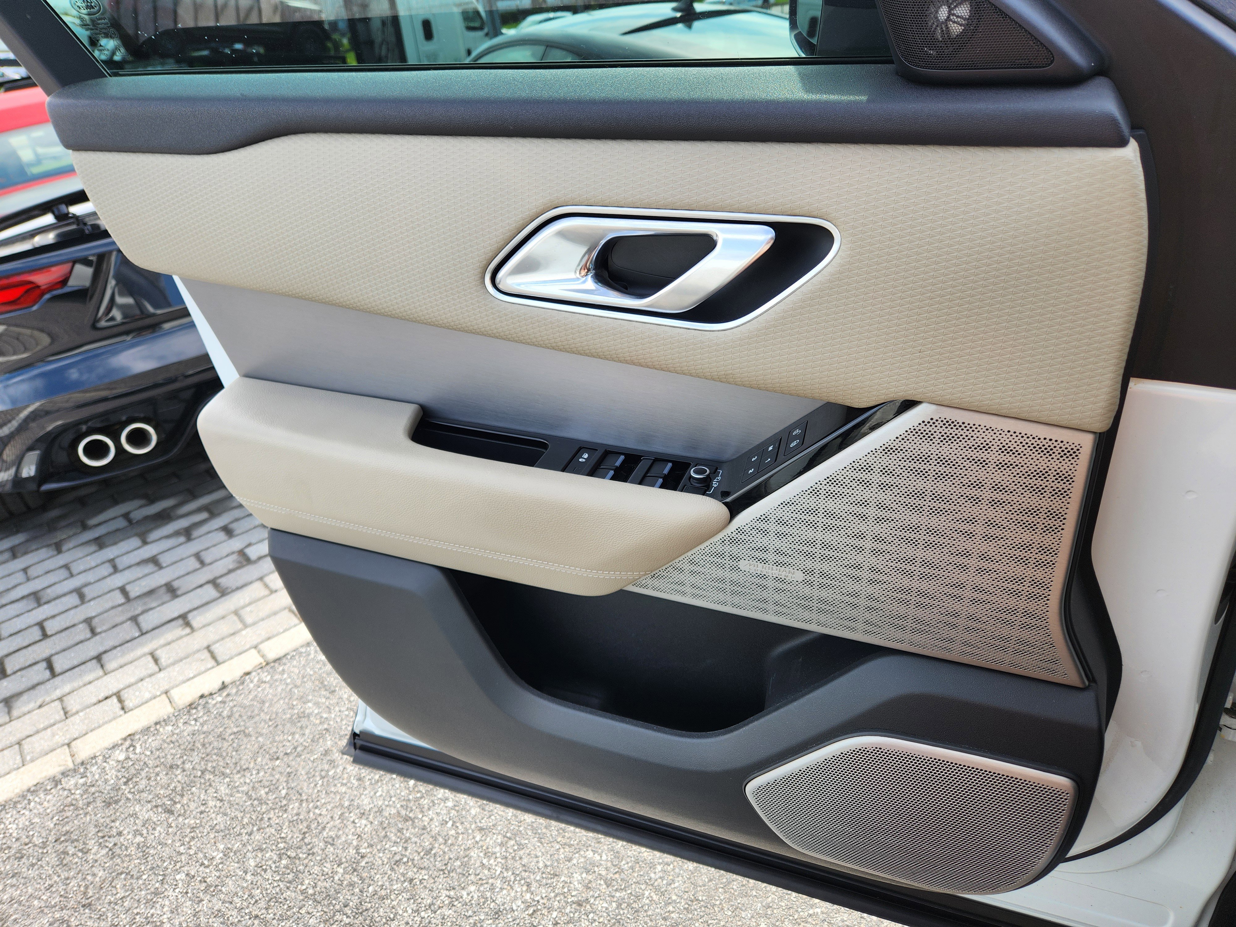 Used 2018 Land Rover Range Rover Velar R-Dynamic SE AWD/4WD image 25