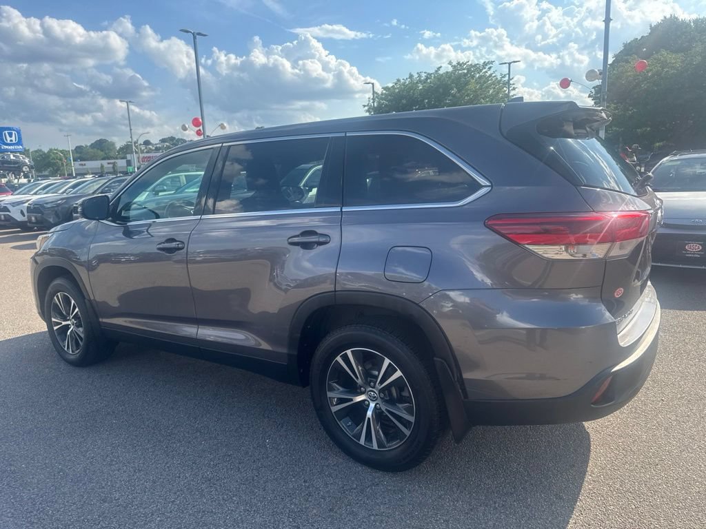 Used 2019 Toyota Highlander Plus AWD/4WD image 4