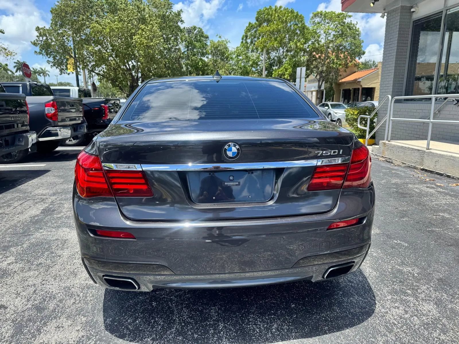 Used 2015 BMW 750i w/ M-Sport Package RWD image 6