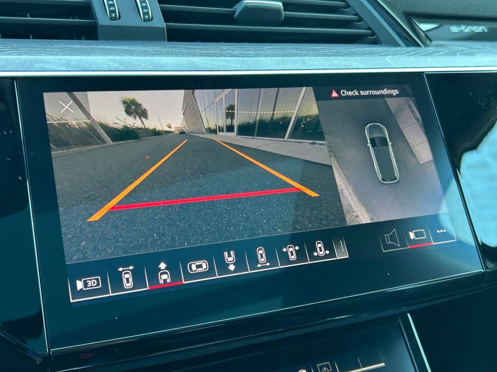 Used 2022 Audi e-tron Premium Plus w/ Premium Plus Package image 29