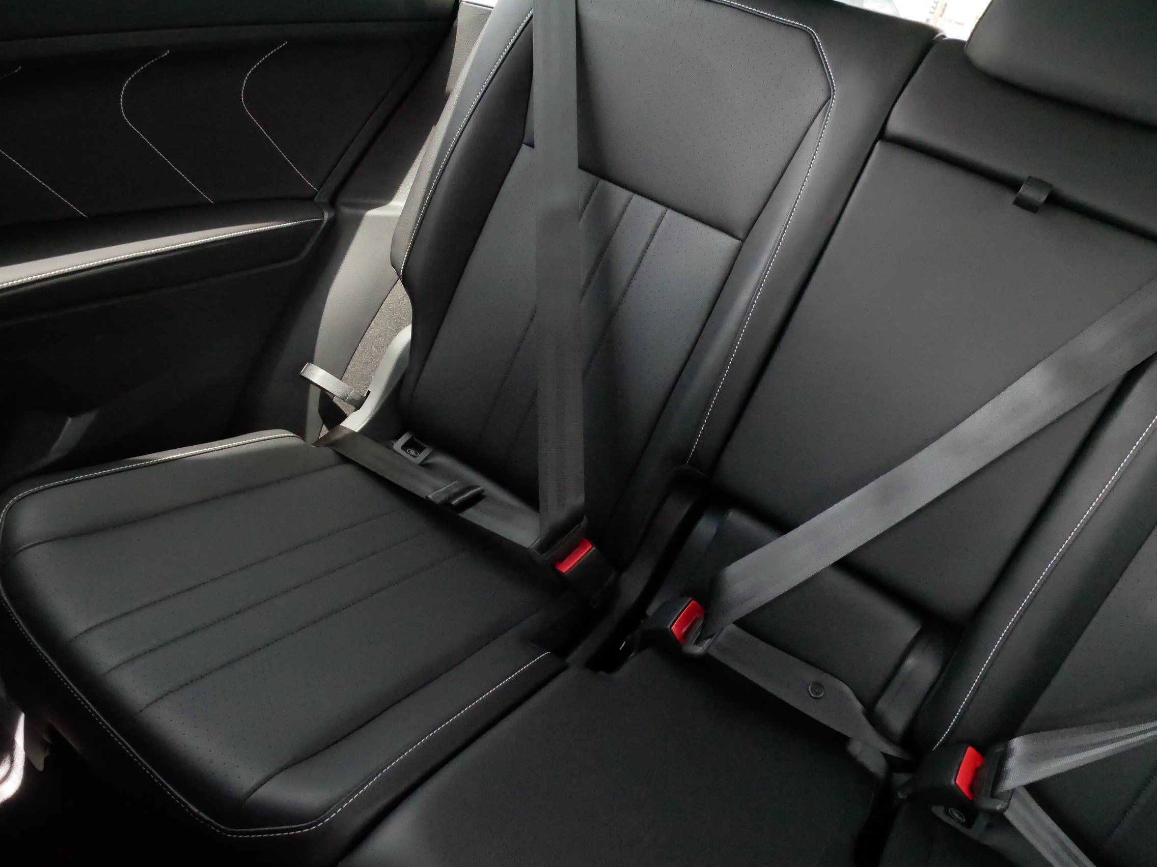 Used 2024 Volkswagen Tiguan SE AWD/4WD image 12