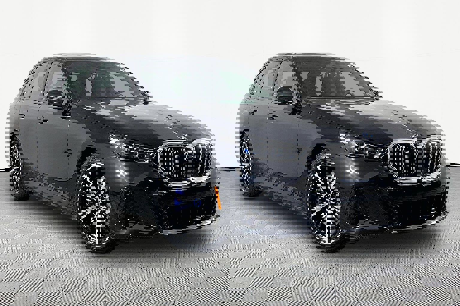 Certified 2025 BMW 550e xDrive w/ Premium Package AWD/4WD image 4