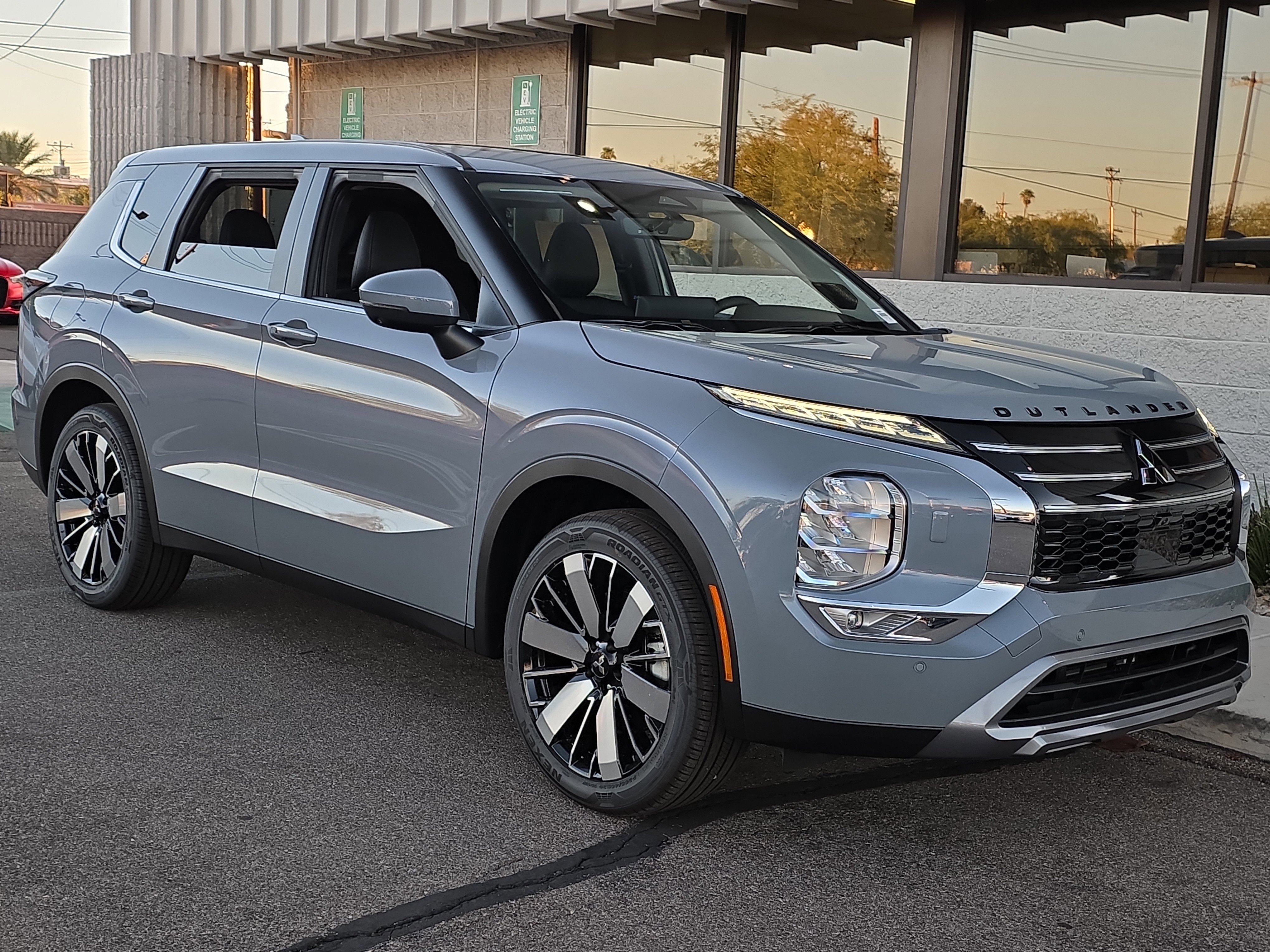 New 2025 Mitsubishi Outlander SE image 1