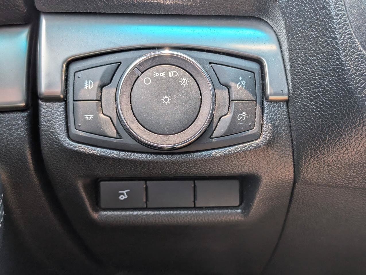 Used 2019 Ford Explorer XLT w/ Equipment Group 202A FWD image 17