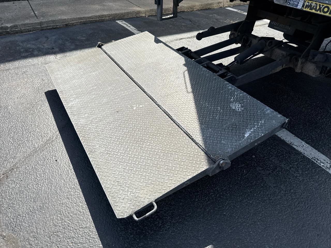 Used 2018 Isuzu NPR RWD image 18