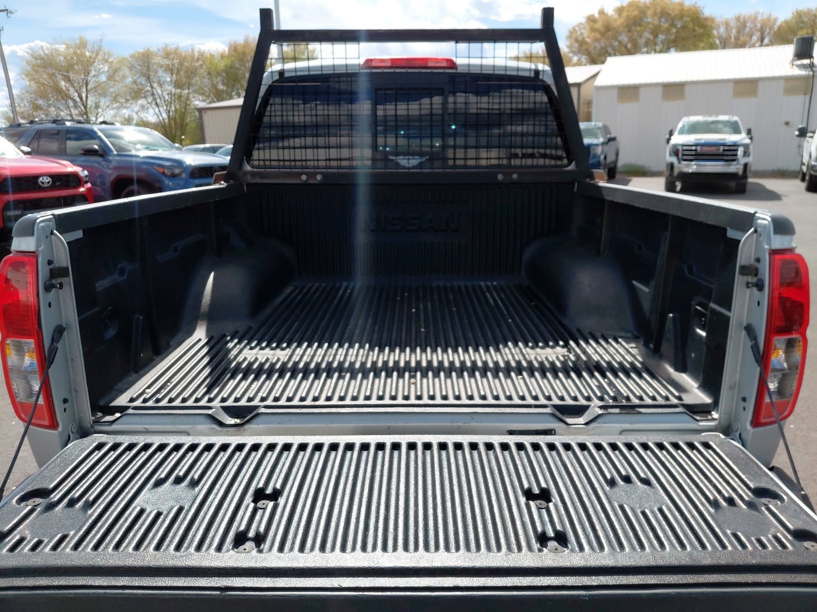 Used 2018 Nissan Frontier SV image 6